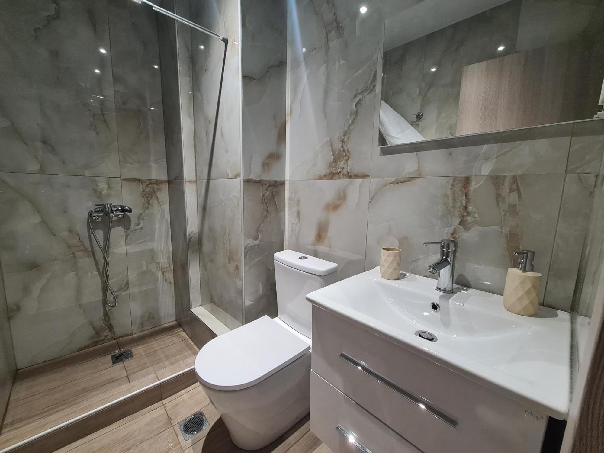 Square 1 Apartment *