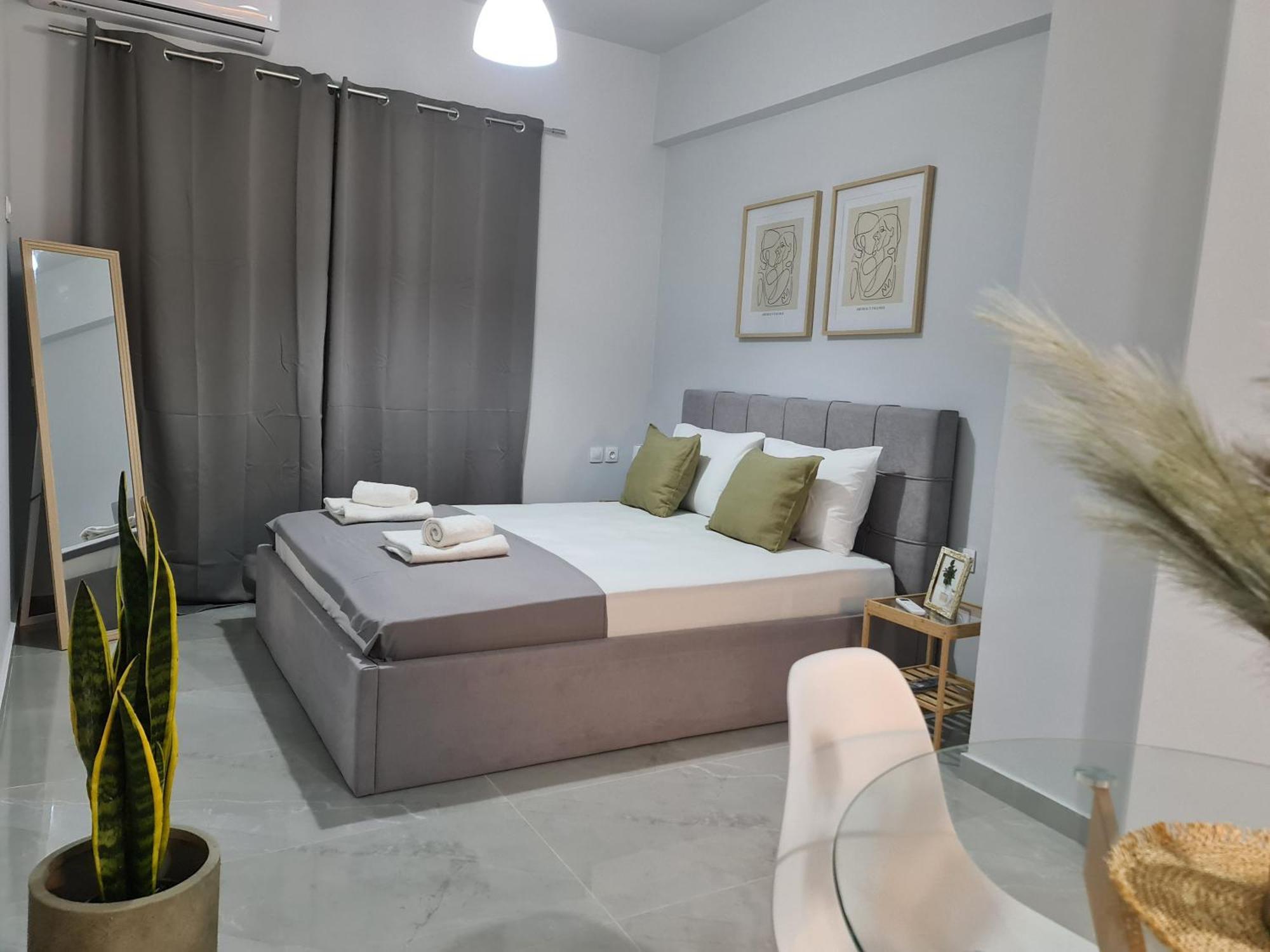 Square 1 Apartment *